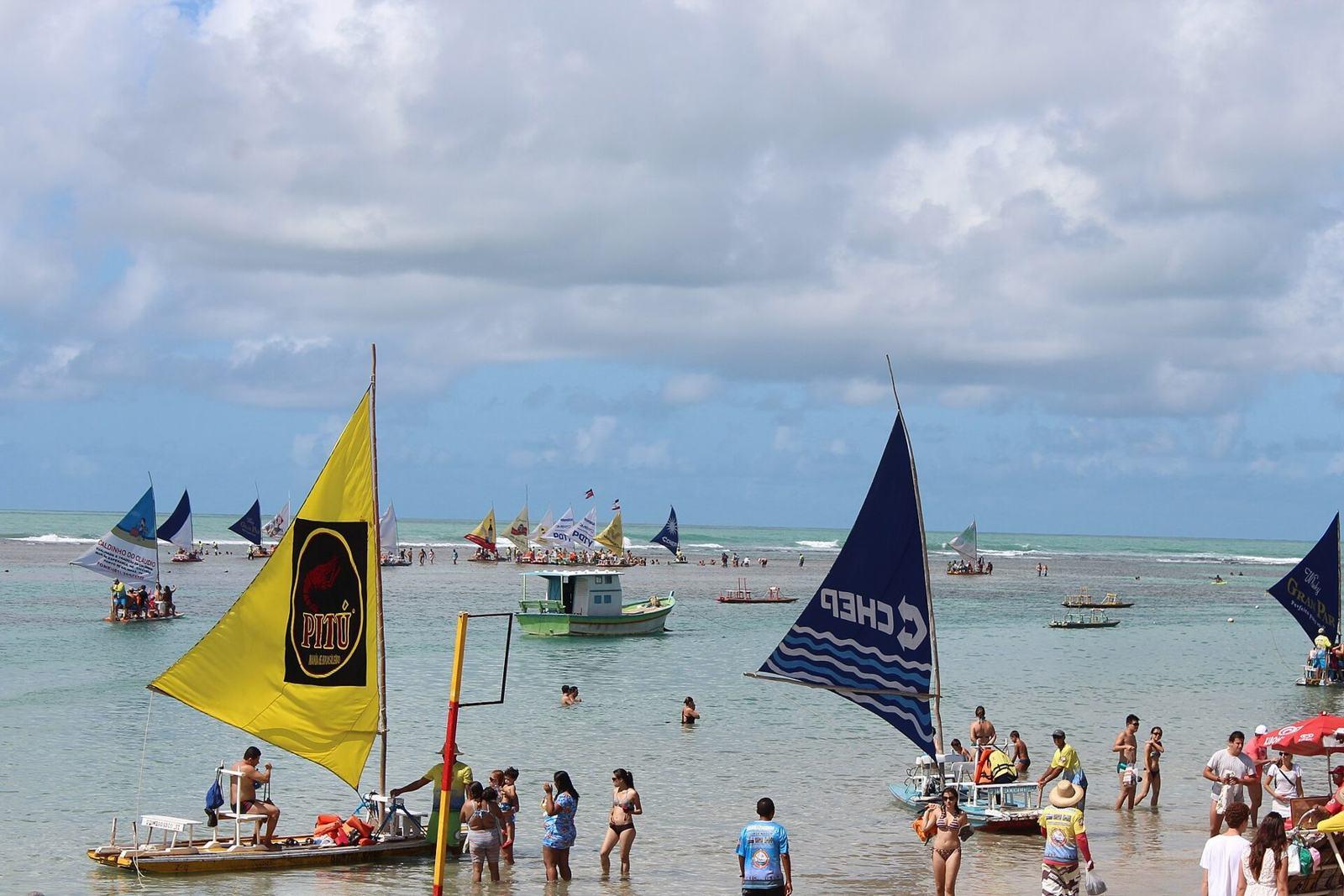 Jangadas coloridas nas piscinas naturais da Vila de Porto de Galinhas
